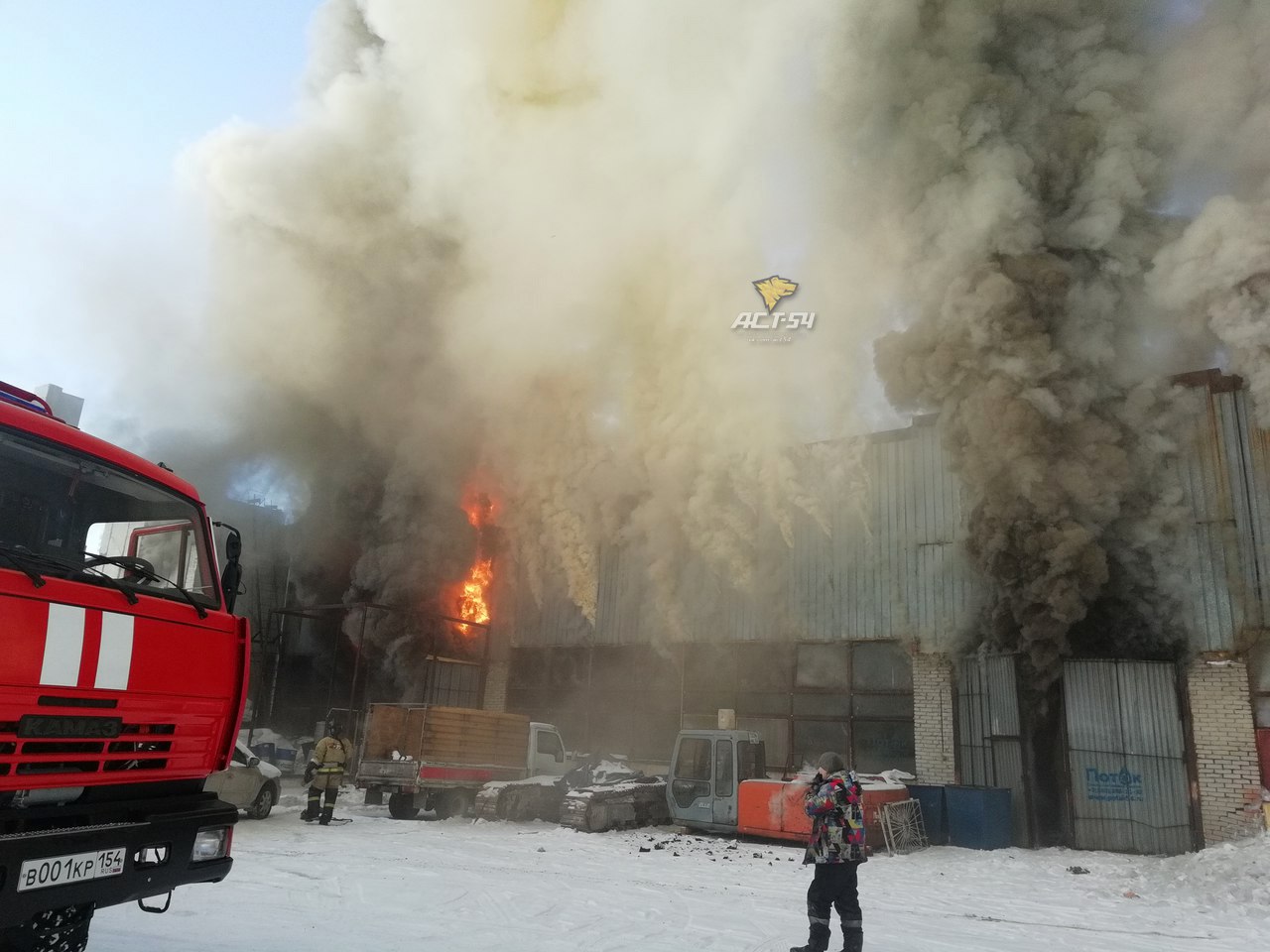 Ч п сегодня. Пожар на ОБЬГЭСЕ сейчас. Пожар город Новосибирск. Пожар в Новосибирске сейчас. Пожар в Советском районе на улице.